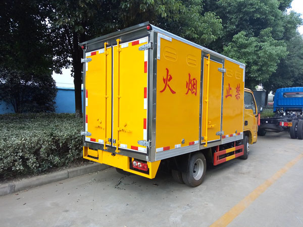 躍進(jìn)3.3米柴油（藍(lán)牌）雜項(xiàng)危險(xiǎn)品廂式車(chē)