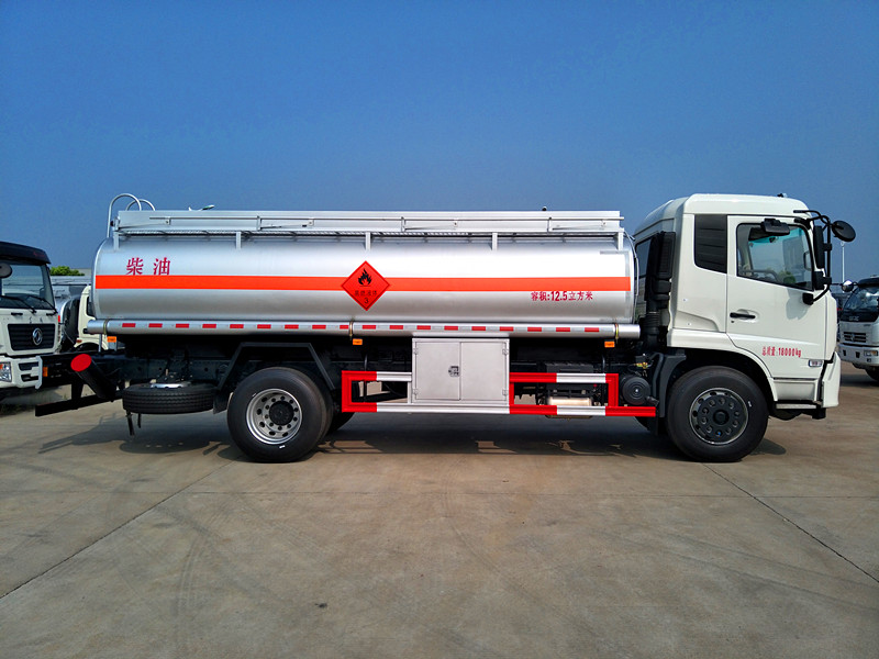  東風(fēng)天錦12噸油罐車