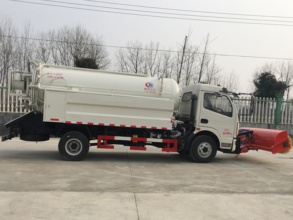 東風(fēng)多利卡國(guó)五吸污車(chē)加裝2.5米除雪滾掃